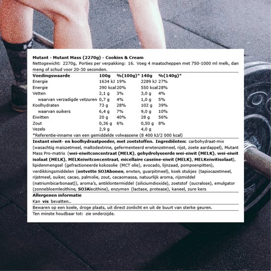 Voedingswaarde tabel voor Mutant Mass Cookies & Cream gewichtstoenemer op een achtergrond van sportieve benen.