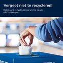 Hand doet een wit waterfilter in een blauwe Brita inzamelbak.