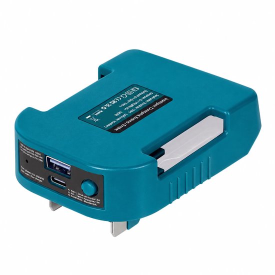 Petrolblauwe USB-adapter met USB-A en USB-C aansluitingen en een aan-knop voor gereedschapsaccu's.