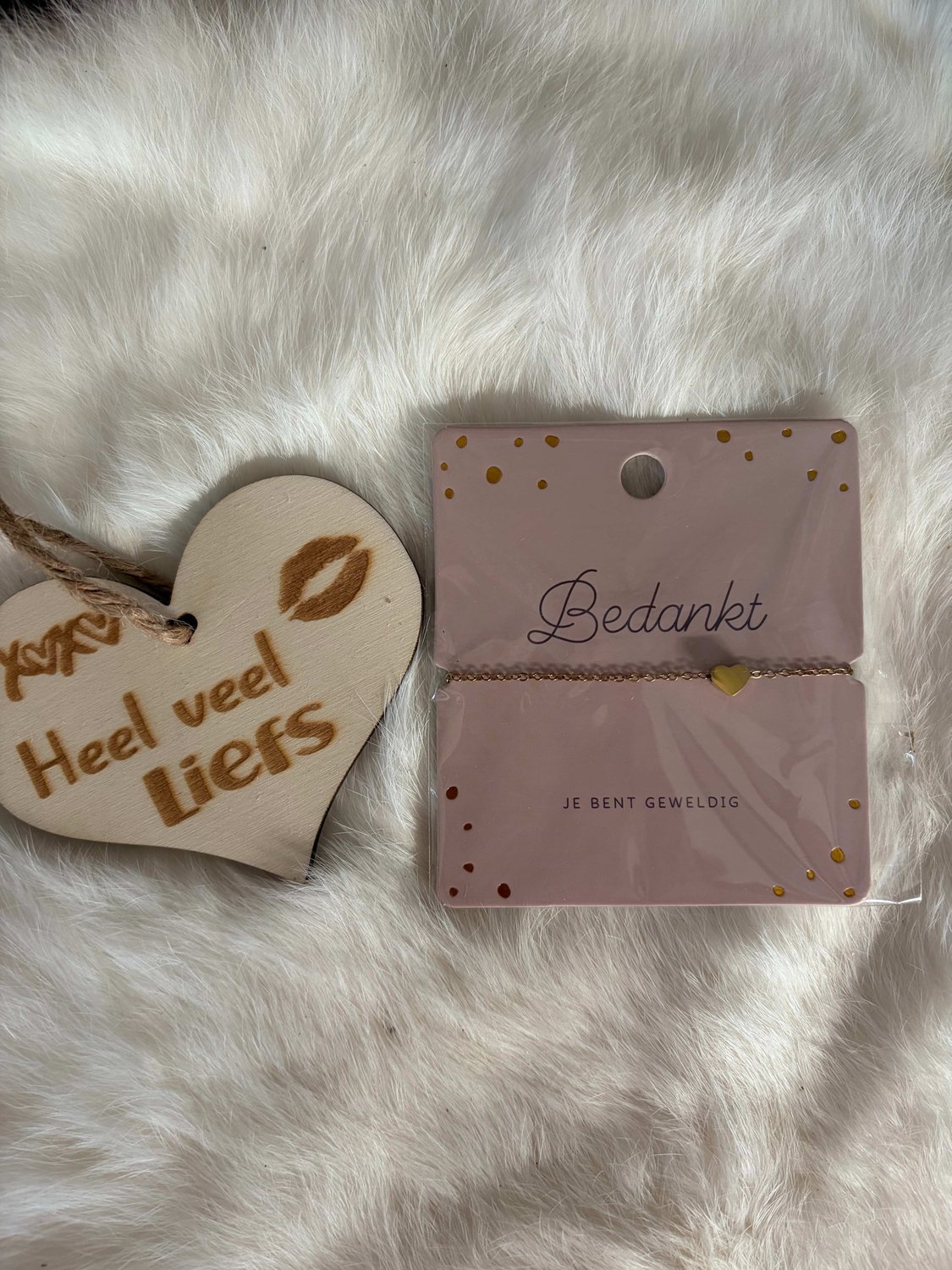Creaties van hier – Hart Armband - goud – 8x9 – verstelbaar - Bedankt - met houten hartje