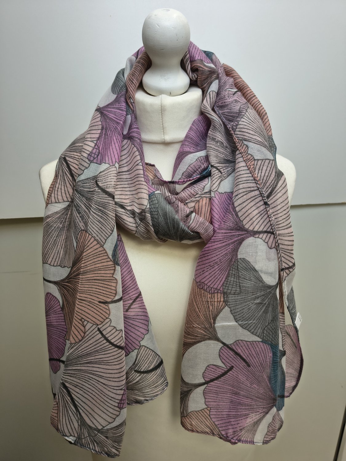 Lange dames sjaal Elselien-ginkgo bladerenmotief-roze wit grijs blauw oranje licht perzik
