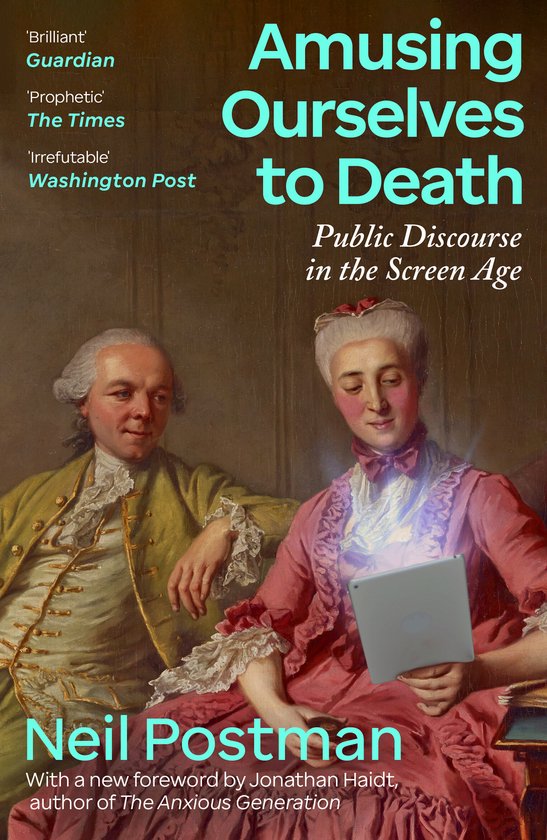 Boekomslag: 18e-eeuws koppel kijkt naar een tablet. Titel: Amusing Ourselves to Death door Neil Postman.