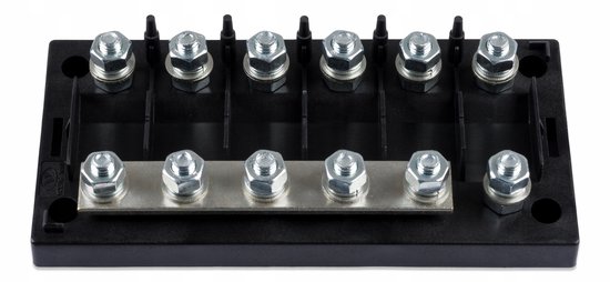 Zwarte stroomverdeler met zes zilverkleurige bouten en moeren op een metalen strip en een rij individuele aansluitingen.