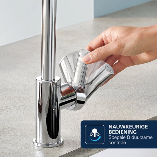 Hand die de hendel van een Grohe kraan bedient met een icoon voor nauwkeurige en soepele controle.