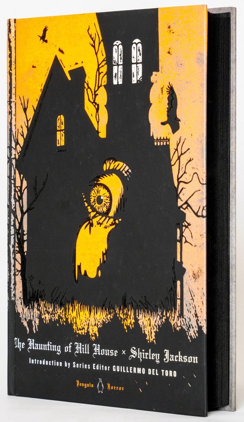 Boek 'The Haunting of Hill House' van Shirley Jackson met een zwarte omslag met een silhouet van een spookhuis, een oog en vogels. Tekst: The Haunting of Hill House × Shirley Jackson, Penguin Horror.