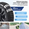 Detail van de dikke band van de blauwe scootmobiel met versterkte zijden. Drie afbeeldingen van verschillende ondergronden.