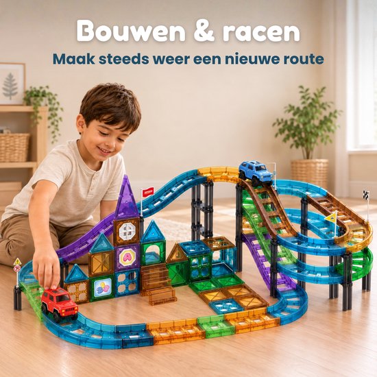 Jongen speelt met een magnetische racebaan, bouwt een constructie met transparante blauwe en groene rails.