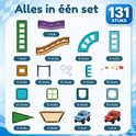 Overzicht van de 131 onderdelen van de magnetische racebaan: rails, torens, auto's en accessoires.