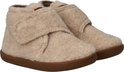 Paar beige vilten sloffen met bruine zolen en klittenband.