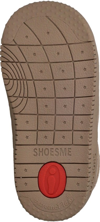 Onderkant van een taupekleurige sneaker met het Shoesme logo, een rode zoolinzet en sterrenpatroon.