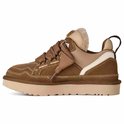 Zijkant van de bruine UGG Lowmel sneaker met taupe suède, off-white accenten en schapenwollen voering. Dikke zool.