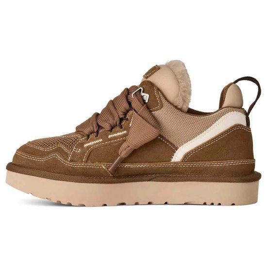 Zijkant van de bruine UGG Lowmel sneaker met taupe suède, off-white accenten en schapenwollen voering. Dikke zool.
