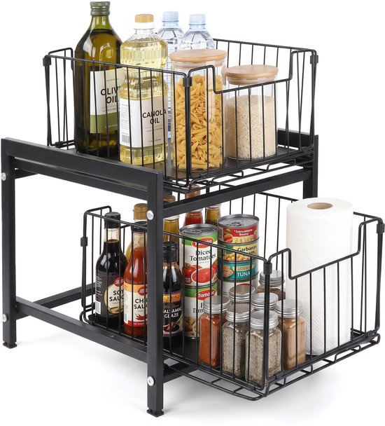Zwarte metalen keukenkastorganizer met twee uitschuifbare laden, gevuld met diverse keukenproducten zoals olie, pasta en toiletpapier.