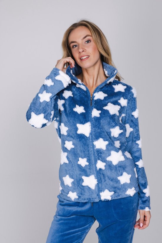 Model draagt een blauw fleece huispak met witte sterren, opstaande kraag en rits aan de voorzijde.