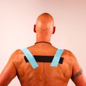 Achteraanzicht van een man met blauw en zwart sporttape aangebracht op de bovenrug.