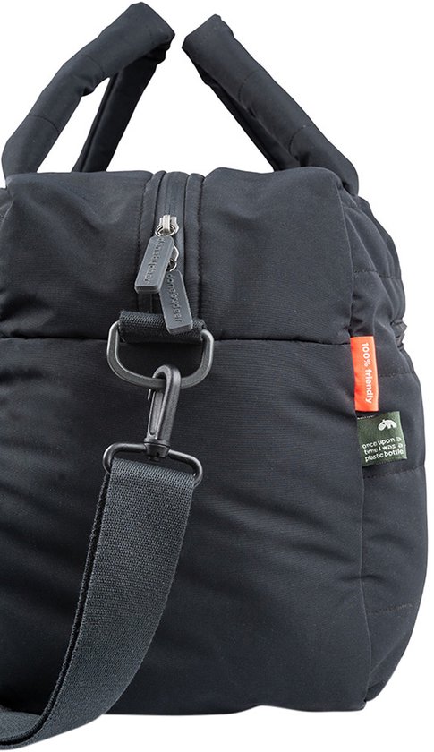 Détail du sac à langer noir avec bandoulière et étiquette.