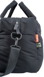 Détail du sac à langer noir avec bandoulière et étiquette.