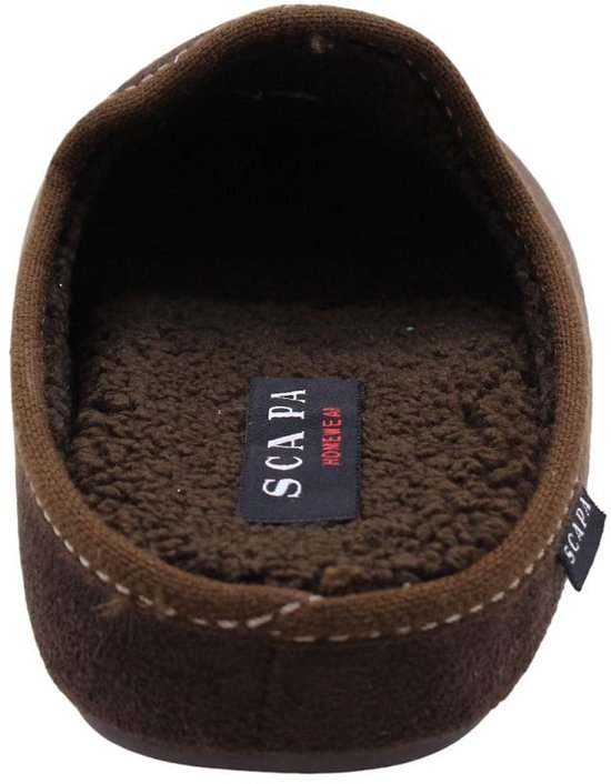 Achterkant van de bruine pantoffel met fleece voering en logo 'SCAPA'.