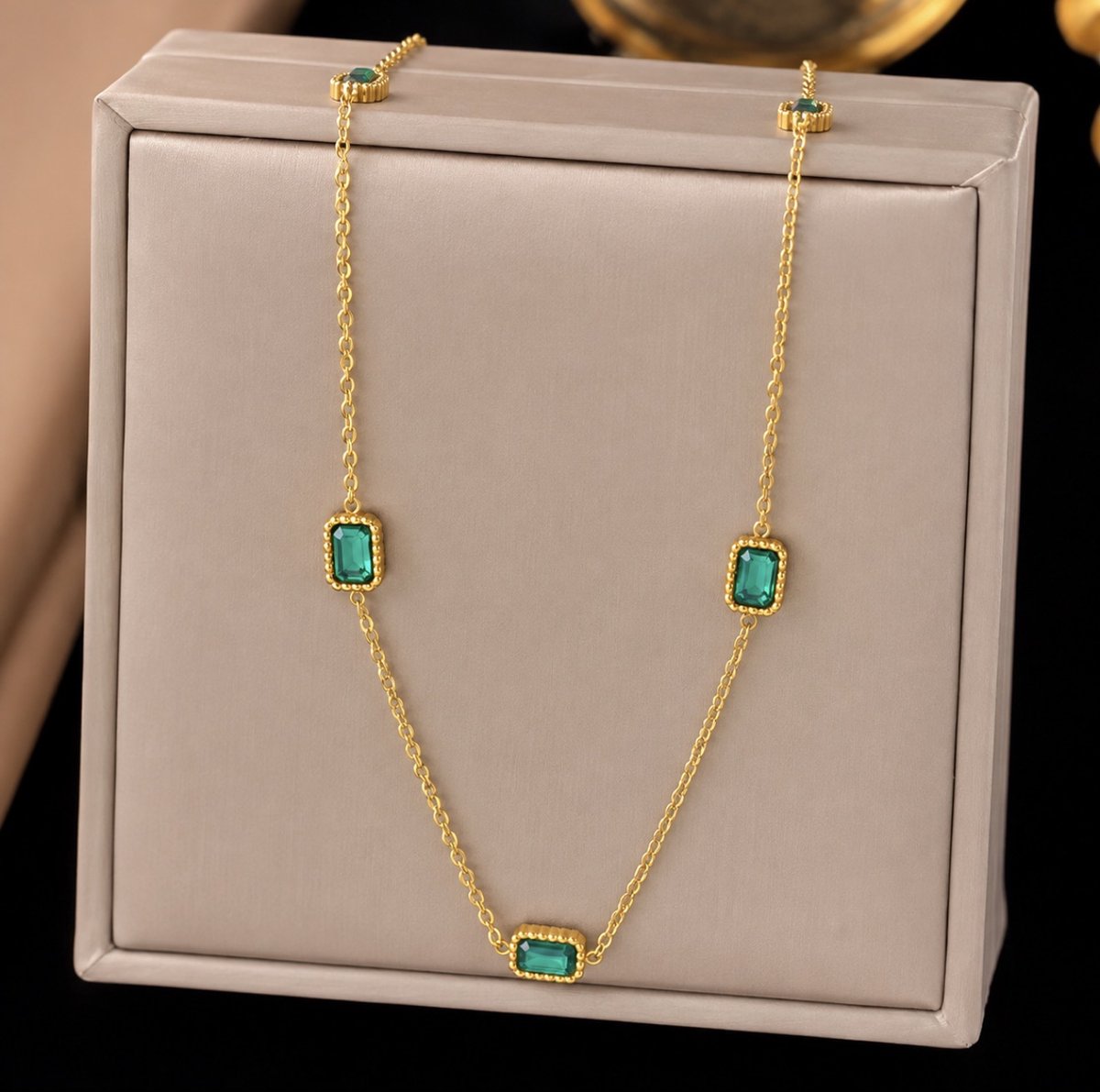 Goudkleurige Damesketting – Elegante Groene Edelstenen
