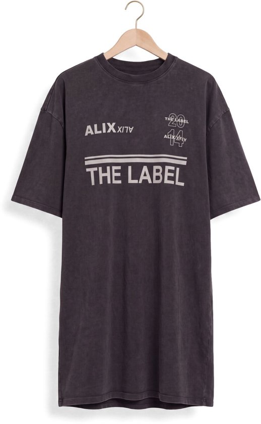 Donkergrijs t-shirtjurk van Alix The Label, hangend aan een kledinghanger.