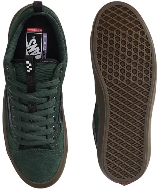 Boven- en onderaanzicht van een groene Vans Old Skool sneaker met donkerbruine zool. Vans-logo op de binnenzool.