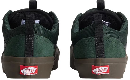 Achterkant van twee groene Vans Old Skool sneakers met donkerbruine zolen en rode Vans-logo's op de hiel.