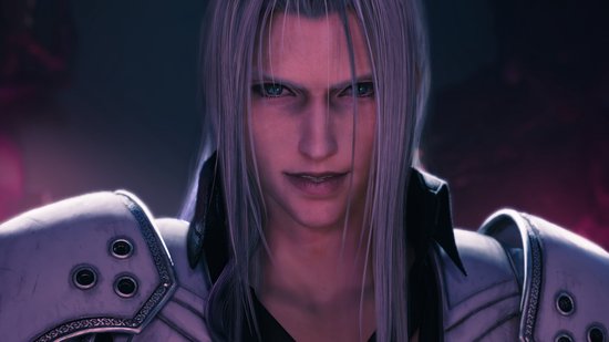 Close-up van Sephiroth met lang zilver haar, groene ogen en een grijnzende uitdrukking. Hij draagt een zilverkleurig harnas.