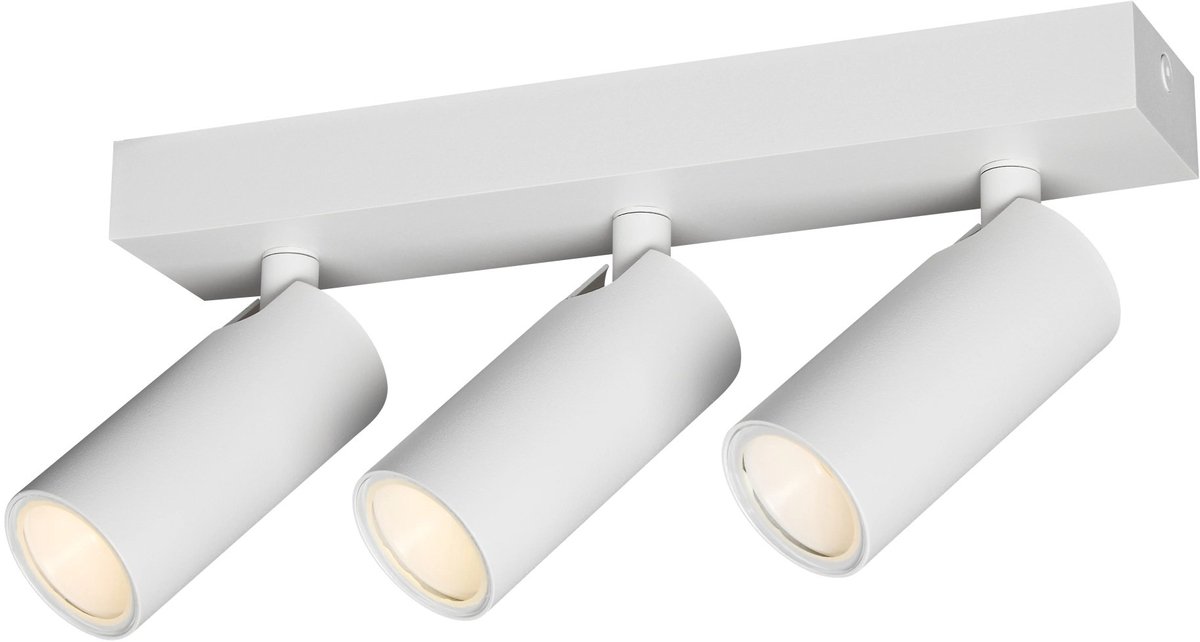 Xia is een witte opbouwspot met 3 kantelbare lichtpunten, IP44, dimbaar en GU10 MR11-fitting; lichtbron niet inbegrepen.