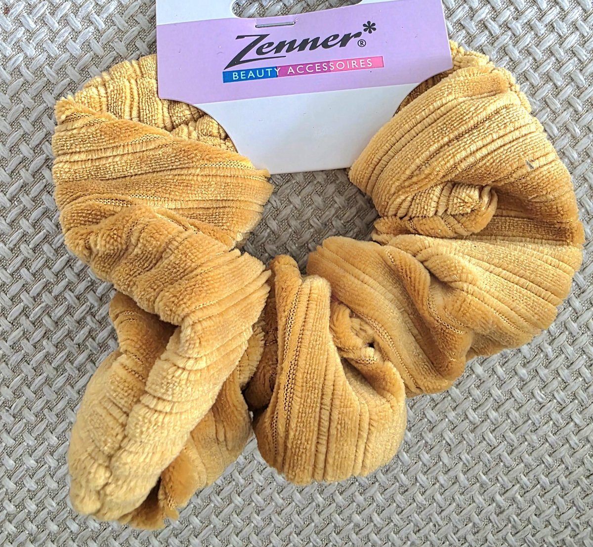 Zenner - scrunchie - oker - velours fluweel velvet - zacht - stof - stoffen froezel - 12cm - licht bruin beige