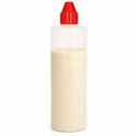 Transparante plastic fles met rode schenktuit, gevuld met lichte vloeistof.