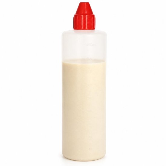 Transparante plastic fles met rode schenktuit, gevuld met lichte vloeistof.