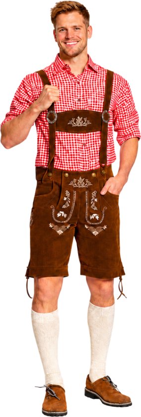 Man in rood-wit geblokt hemd, bruine lederhosen met bretels en borduursels, witte sokken en bruine schoenen.
