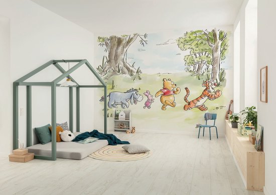 Fotobehang van Winnie de Poeh, Knorretje, Teigetje en Iejoor lopend in een bos.