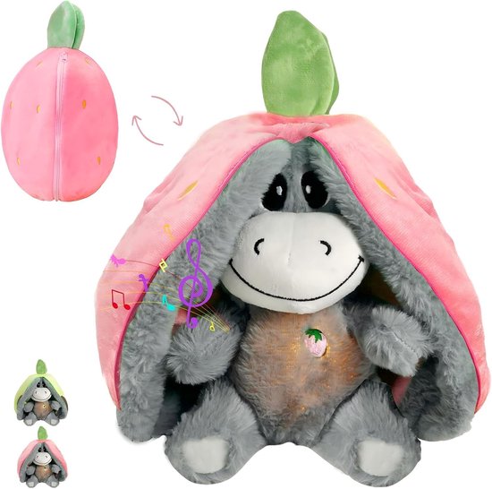 Grijze ezel knuffel met zachte vacht, lachend gezicht en aardbeien-design. De knuffel heeft een roze aardbeien-omhulsel met groene steel.
