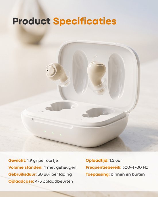Beige hoortoestellen in een witte oplaadcase met productinformatie: Gewicht 1,9 gr, Oplaadtijd 1,5 uur.