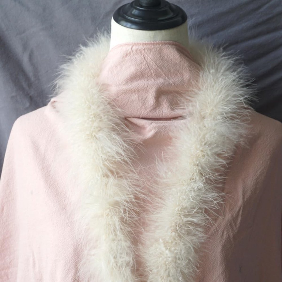 Lange Beige Pluizige Boa van 2 m voor Feestelijke Kostuums, Bruiloften en Themafeesten zoals de Jaren '20 en Halloween Decoraties