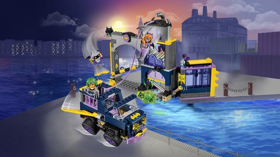 LEGO DC Super Hero Girls Batgirl geheime bunker, 's nachts bij water. Voertuig en bunker met Batgirl en Mad Harriet.
