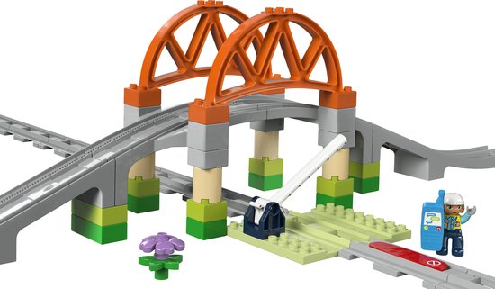Duplo treinbrug met oranje bogen, grijze rails, seinhuis en bouwfiguur.