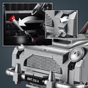 Close-up LEGO Aston Martin DB5 met actieve gadgets, inclusief stuur en koplampen.