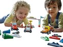 Deux enfants jouent avec des voitures de course et des pièces LEGO Duplo sur le sol.