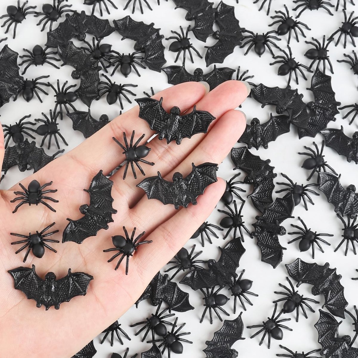 KZQ Halloween decoratie – 200 stuks met plastic vleermuizen en realistische spinnen – Mini-Halloweenversieringen, perfect voor in huis en voor het creëren van een griezelige, leuke sfeer.
