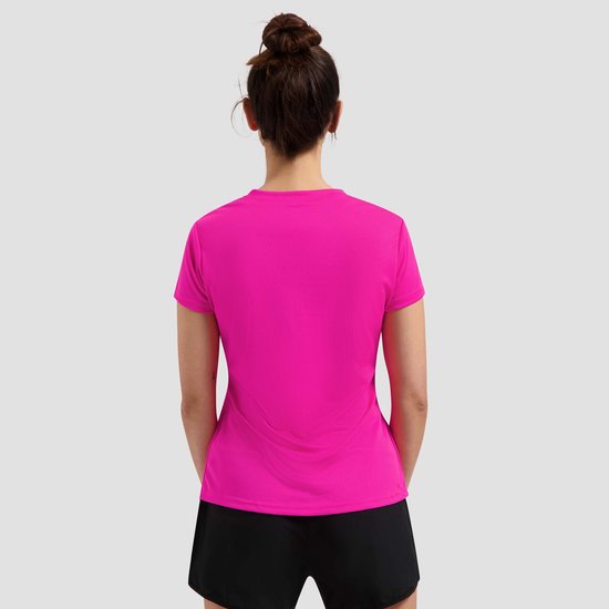 Vrouw draagt roze sportshirt met korte mouwen en zwarte shorts, rugzijde zichtbaar.