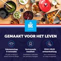 Overzicht van BK serviesgoed, met kip, groenten, aardappelen en BK logo met tekst 'Gemaakt voor het leven'.