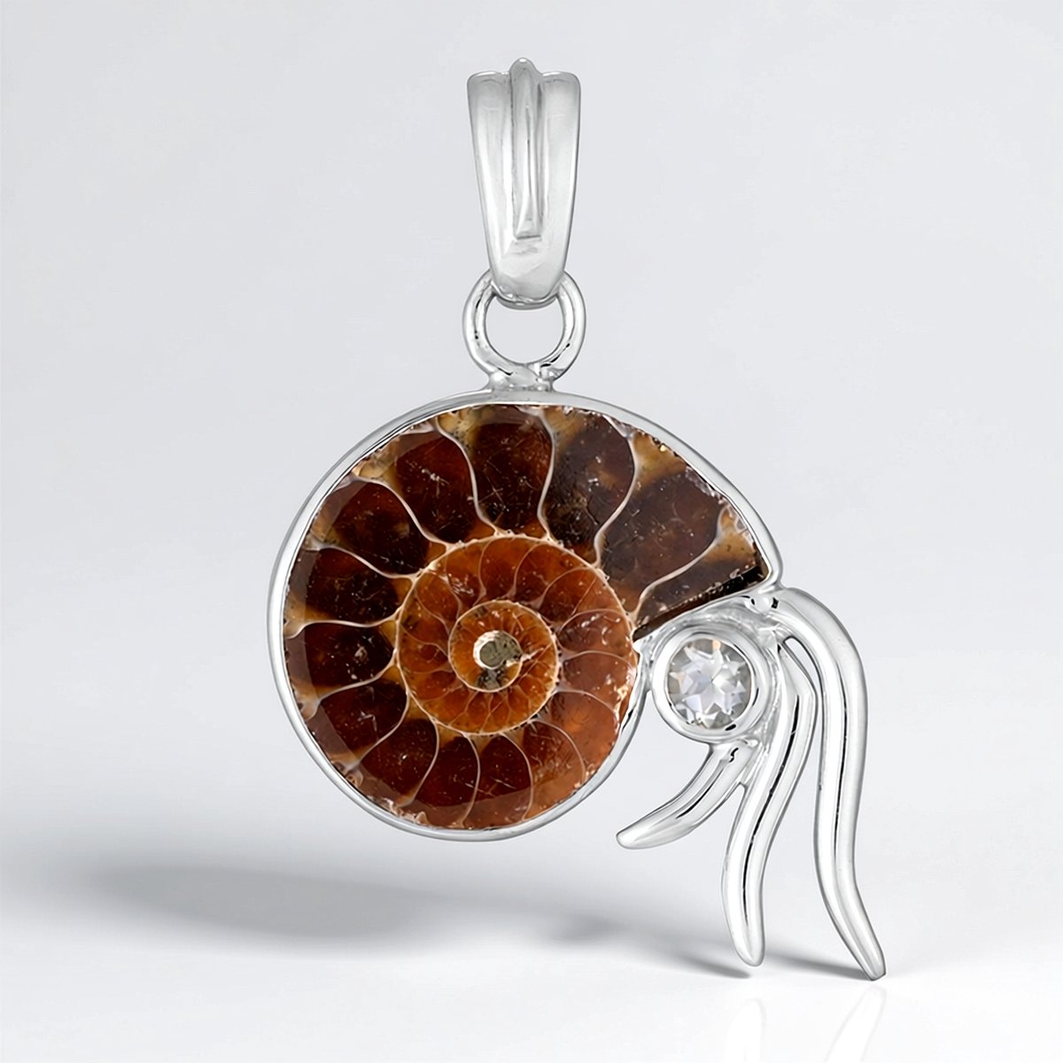 Cavill - 12,8 ct Ammoniet met 0,3 ct Witte Topaas - 925 Sterling Zilver Hanger - Handgemaakt, Rhodium, Natuurlijke Fossiele Elegantie