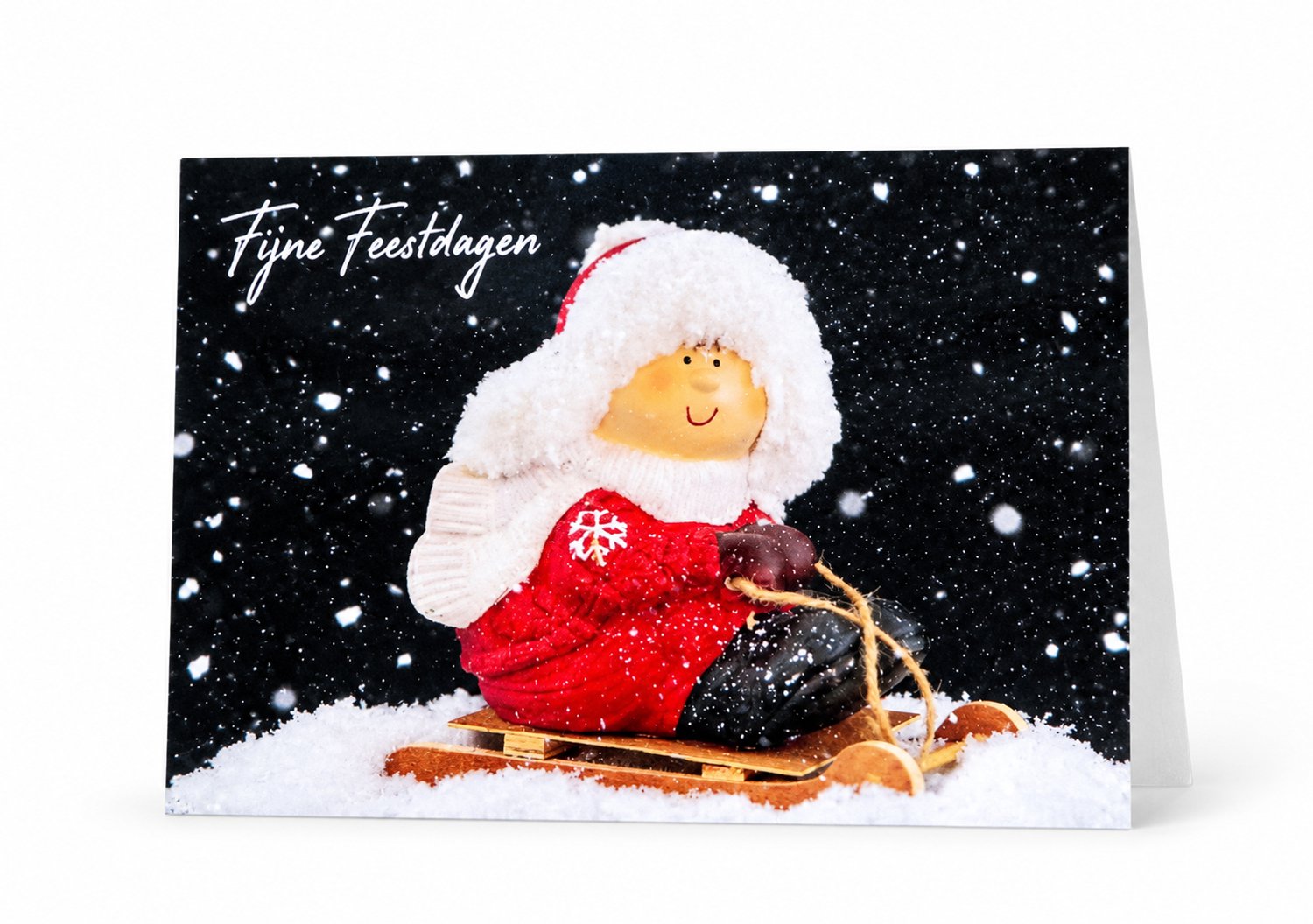Kleintje fotografie Kerstkaart Fijne Feestdagen – Meisje op Slee – Unieke Kerstwenskaart