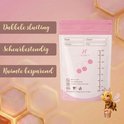 Roze bewaarzakje met honingraatmotief en schaalverdeling tot 200 ml. Een cartoonbij met emmertje zit rechtsonder.