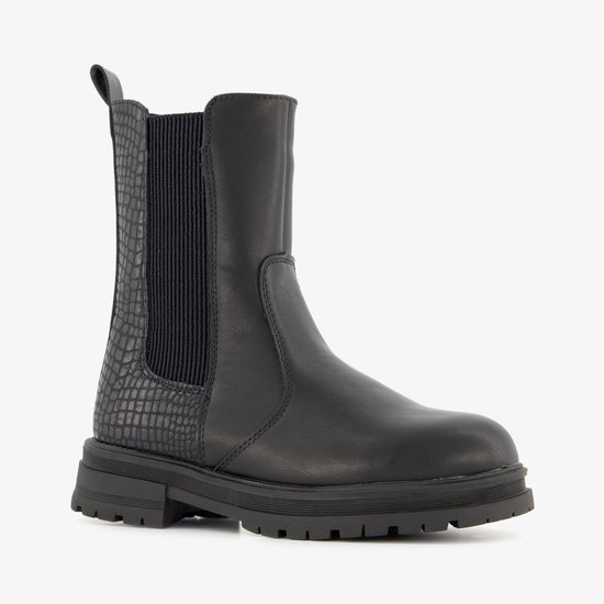 Zwarte chelsea boot met croco print op de achterkant en elastische inzetten.