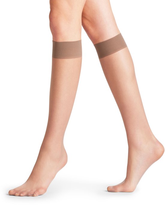 Damesbenen met FALKE kniekousen in de kleur beige met een onzichtbare rand bovenaan.