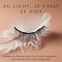 Zwarte nepwimpers op een zacht gevederde achtergrond. Tekst: Zo licht, je voelt ze niet. Ultrunne, flexibele band met 5 micro-magneten.