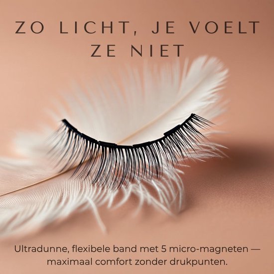 Zwarte nepwimpers op een zacht gevederde achtergrond. Tekst: Zo licht, je voelt ze niet. Ultrunne, flexibele band met 5 micro-magneten.
